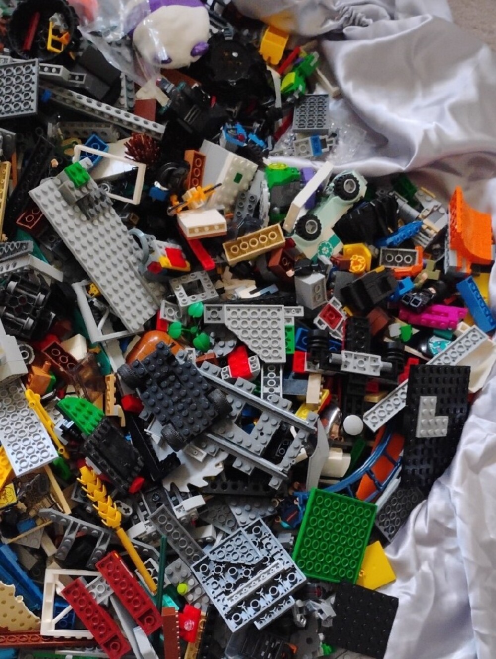 Assorted Legos Pieces.  Over 40 Lbs - Picture 13 of 13